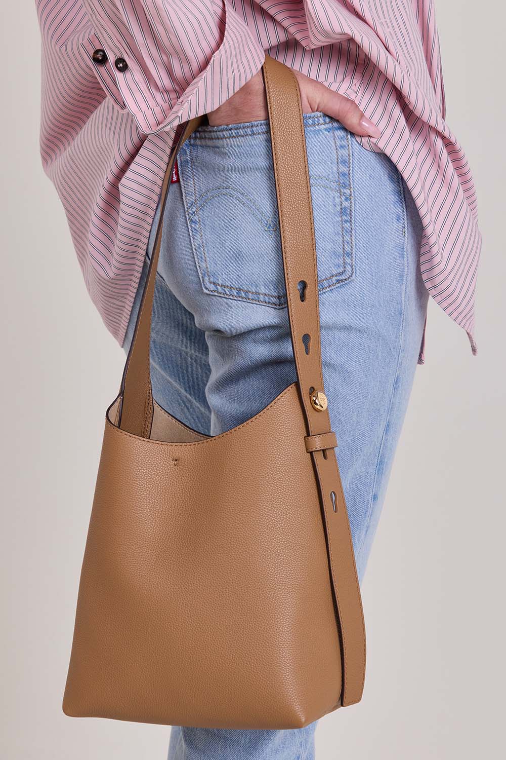 תמונת כל הלוק של תיק נשיאה קטן